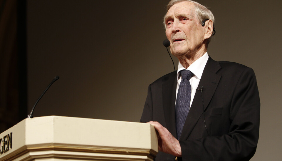 Krigsveteran Gunnar Sønsteby holdt foredrag om sine opplevelser fra 9. april 1940 i Gamle Logen i Oslo i 2010.