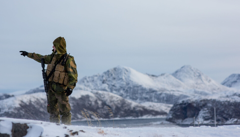 Soldater i Heimevernet må vente i månedsvis for å få utbetalt det de har krav, sier tillitsvalgt i Norges offisers- og spesialistforbund Hugo Johansen. Her er en HV-soldat på øvelsen Bifrost i 2019.