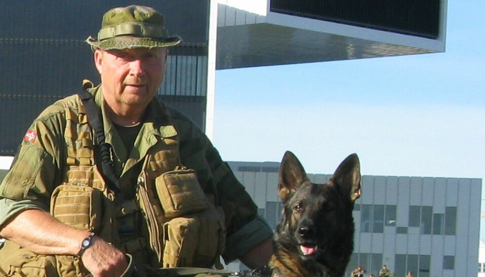 Ronny Vestli i HV-01 forteller at han og medsoldatene har ventet på penger til gode siden august. Her er han sammen med hunden Ymse.