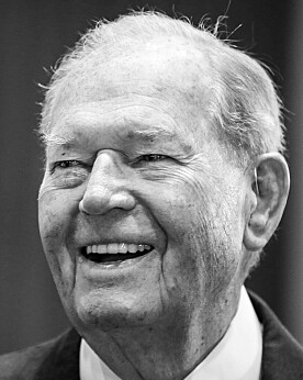 Oslo 20170113.
Gunnar S¯nstebys minnepris og diplomer ble det ut i Fanehallen. Erling Lorentzen delte ut diplomene
Foto: Terje Pedersen / NTB Oslo 20170113.
Gunnar S¯nstebys minnepris og diplomer ble det ut i Fanehallen. Erling Lorentzen delte ut diplomene
Foto: Terje Pedersen / NTB