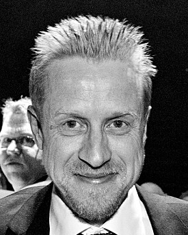 T¯nsberg 20150321.
Kristoffer Egeberg (Dagbladet) vant journalistenes prestisjetunge Skup-pris under Skup-konferansen i T¯nsberg l¯rdag kveld. Han fikk den for sitt prosjekt "Nigeria-bÂtene"
Foto: Marte Christensen / NTB T¯nsberg 20150321.
Kristoffer Egeberg (Dagbladet) vant journalistenes prestisjetunge Skup-pris under Skup-konferansen i T¯nsberg l¯rdag kveld. Han fikk den for sitt prosjekt "Nigeria-bÂtene"
Foto: Marte Christensen / NTB