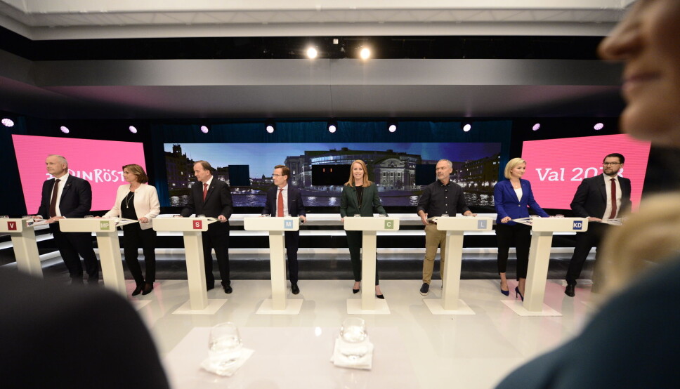 Statsminister Stefan Löfven er nummer tre fra venstre. Visestatsminister Isabella Løvin nummer to fra venstre, mens en av de viktigste opposisjonspolitikerne heter Annie Lööf og er nummer fem fra venstre. Men en av de viktigste - også når det gjelder spørsmål om forsvar - er nå Jimmi Åkesson og Sverigedemokraterna (helt til høyre).