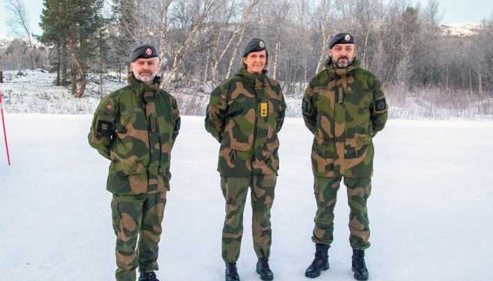 Tidligere sjef HV-17 Stein Ulvolden Høye, sjef Heimevernet Elisabeth Michelsen og ny sjef HV-17 Bernt Normann Lockert under dagens seremoni ved Garnisonen i Porsanger. Tidligere sjef HV-17 Stein Ulvolden Høye, sjef Heimevernet Elisabeth Michelsen og ny sjef HV-17 Bernt Normann Lockert under dagens seremoni ved Garnisonen i Porsanger.