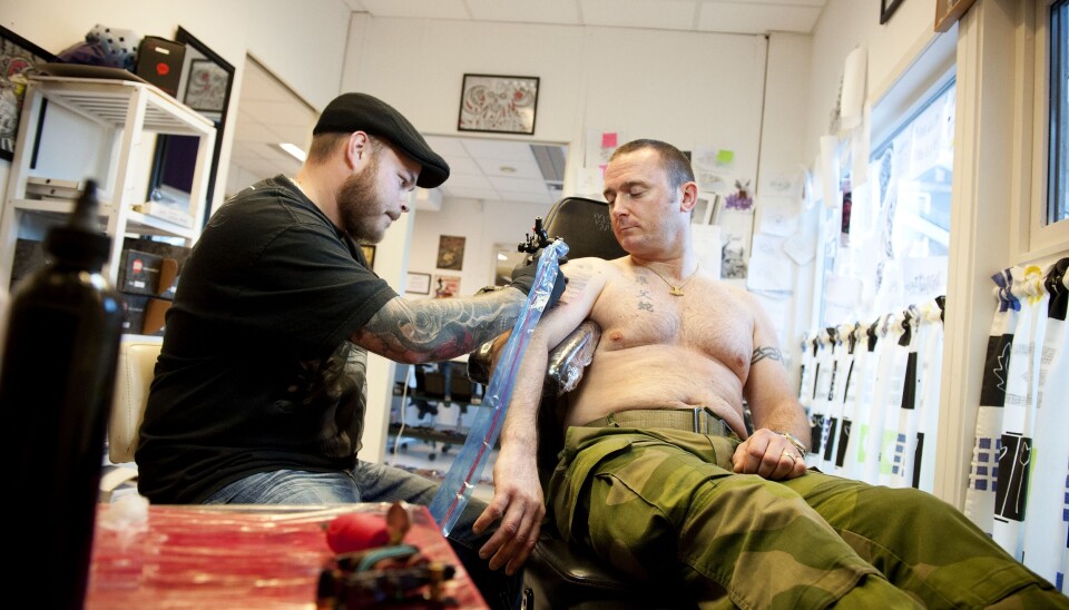 Kaptein Ståle Pedersen i tatoveringsstolen på Elverum.