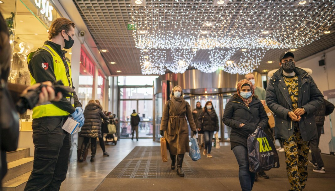 Smitteverntiltak har ført til betydelig inngripen i innbyggernes liv og handlefrihet, unntakstilstand og en dramatisk nedgang i økonomien, skriver Richard Utne . Her passer en vekter på at kunder har på seg munnbind. Smitteverntiltak har ført til betydelig inngripen i innbyggernes liv og handlefrihet, unntakstilstand og en dramatisk nedgang i økonomien, skriver Richard Utne . Her passer en vekter på at kunder har på seg munnbind.