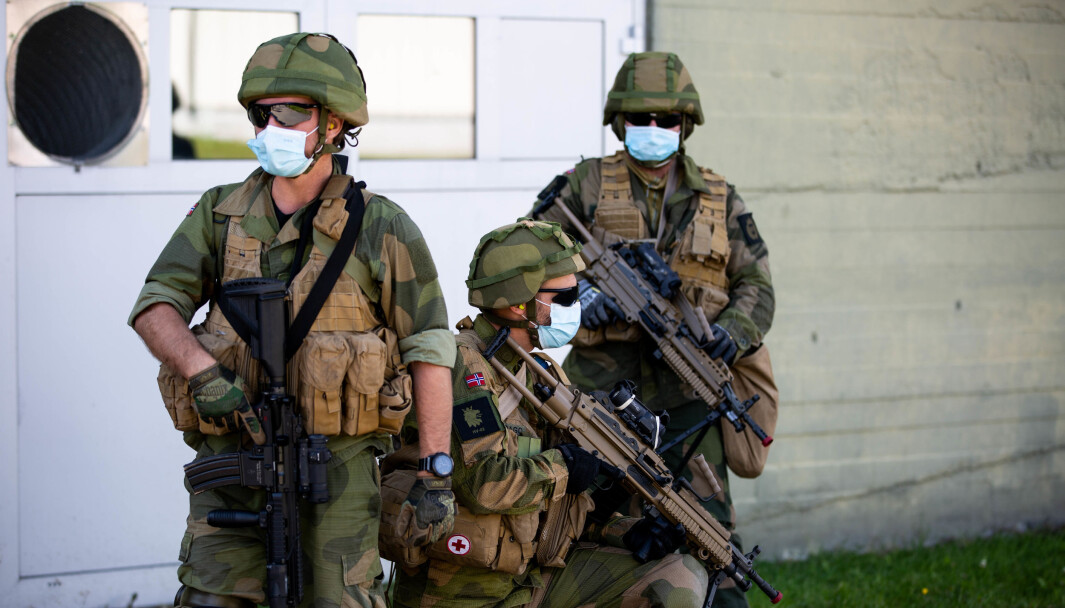 Koronaen har satt sitt preg på Forsvaret, det har også ført til en økning i antallet refselser. Soldatene på bildet er ikke knyttet til saken. Koronaen har satt sitt preg på Forsvaret, det har også ført til en økning i antallet refselser. Soldatene på bildet er ikke knyttet til saken.