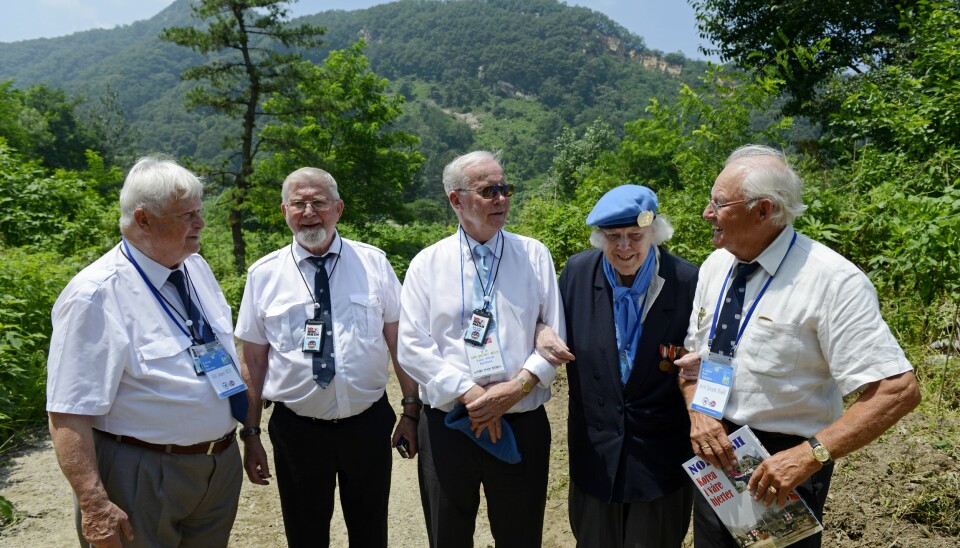 Veteranene (fra venstre) Eilif Jørgen Næss, Peder Fintland, Aage Kjeldsen, Gerd Semb og Arvid Fjære på stedet der det norske feltsykehuset Normash lå under Koreakrigen.