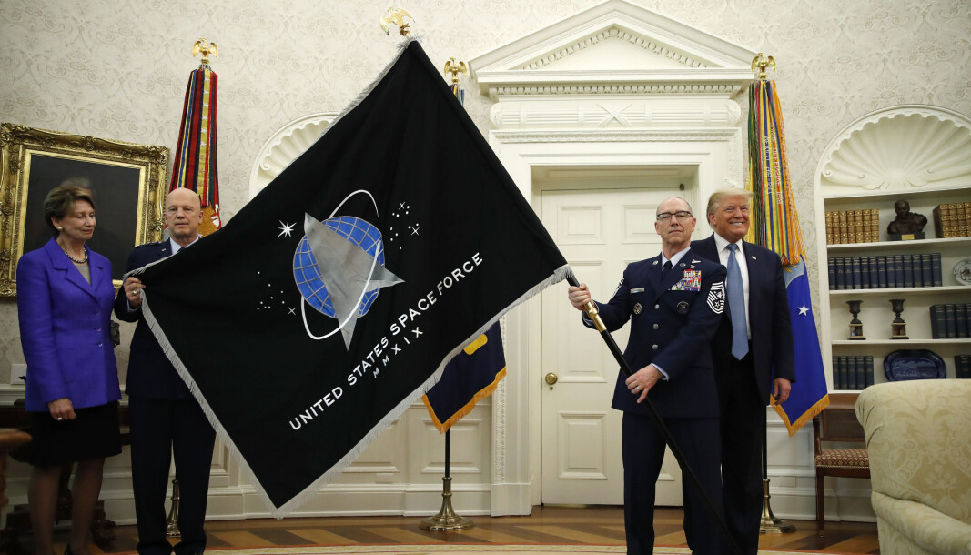 Romstyrkeflagget ble presentert i mai. Her blir det vist frem på Det ovale kontor. Tilstede var styrkens sjef John Raymond og USAs president Donald Trump. Romstyrkeflagget ble presentert i mai. Her blir det vist frem på Det ovale kontor. Tilstede var styrkens sjef John Raymond og USAs president Donald Trump.
