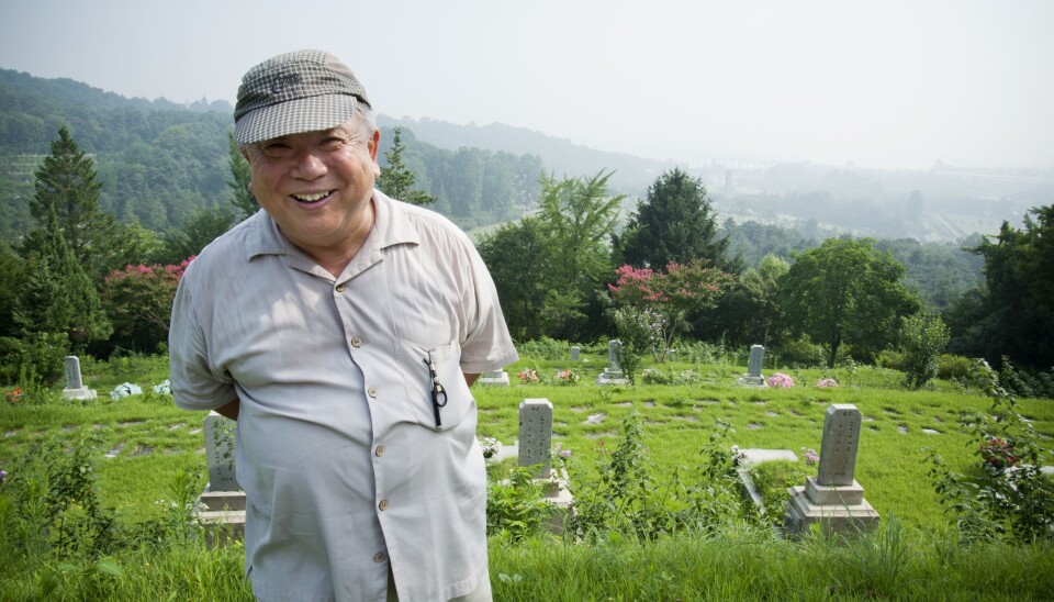 Ilyung Lee pynter graver på æreskirkegården utenfor Seoul sentrum. Han kom med familien fra Nord-Korea da han var fem år.