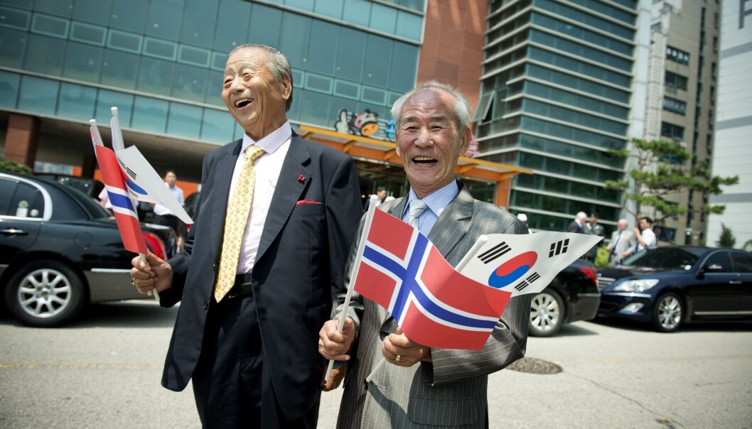 Disse koreanerne begynte å synge «Per Spellmann» da nordmennene kom ut fra et møte. Den lærte de seg av nordmenn på Normash. Disse koreanerne begynte å synge «Per Spellmann» da nordmennene kom ut fra et møte. Den lærte de seg av nordmenn på Normash.
