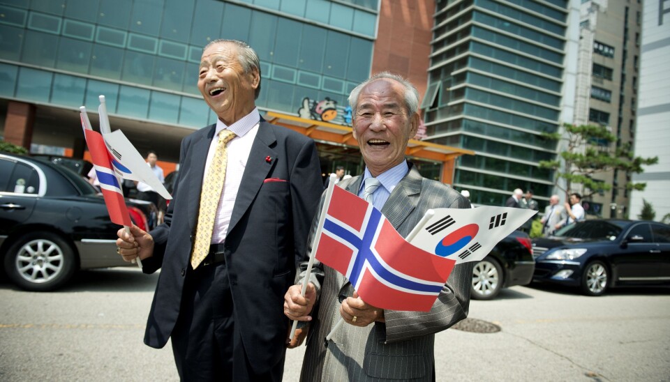Disse koreanerne begynte å synge «Per Spellmann» da nordmennene kom ut fra et møte. Den lærte de seg av nordmenn på Normash.