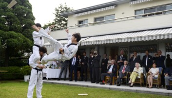 Elever ved Taekwondo-universitetet i Seoul holder oppvisning i den norske ambassaden. Elever ved Taekwondo-universitetet i Seoul holder oppvisning i den norske ambassaden.