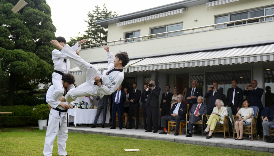 Elever ved Taekwondo-universitetet i Seoul holder oppvisning i den norske ambassaden.