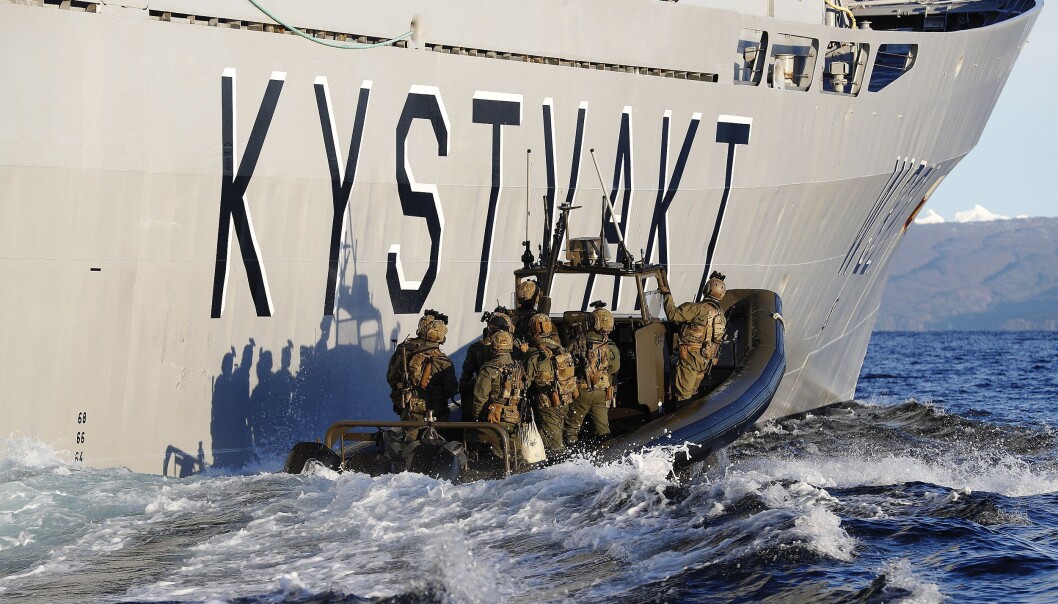 Den nye sikkerhetspolitiske konteksten krever at forsvaret av Norge er en oppgave for alle, skriver innleggsforfatterne. Her ser vi operatører fra Marinejegerkommandoen (MJK) trenesammen med Kystvakten. Den nye sikkerhetspolitiske konteksten krever at forsvaret av Norge er en oppgave for alle, skriver innleggsforfatterne. Her ser vi operatører fra Marinejegerkommandoen (MJK) trenesammen med Kystvakten.