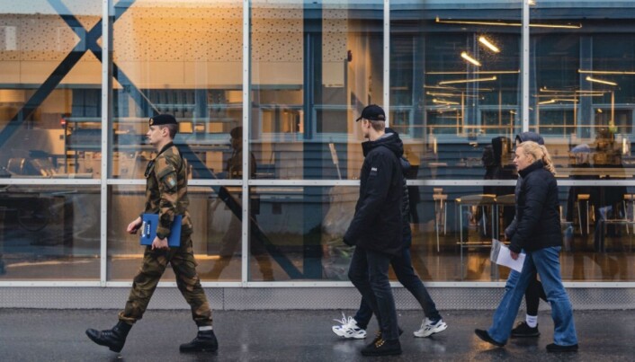 Innrykk på Madla. Det unge befalet er bevisst sin rolle i møte med de nærmest jevnaldrende vernepliktige. Innrykk på Madla. Det unge befalet er bevisst sin rolle i møte med de nærmest jevnaldrende vernepliktige.