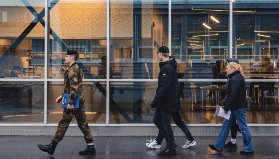 Innrykk på Madla. Det unge befalet er bevisst sin rolle i møte med de nærmest jevnaldrende vernepliktige.