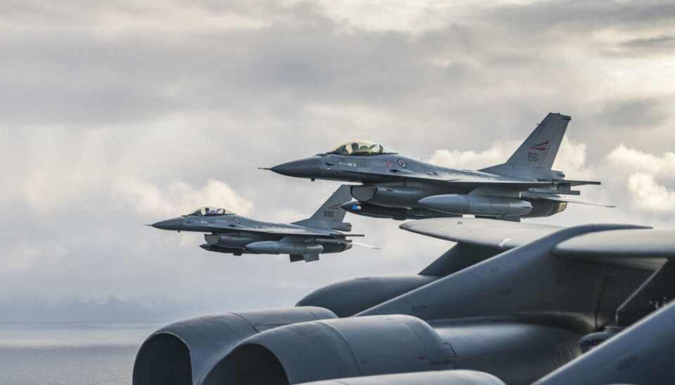 Norske F-26 jagerfly øver sammen med et B-52H Stratofortress. I august fløy amerikanske bombefly over samtlige Nato-land i en operasjon kalt Allied sky.