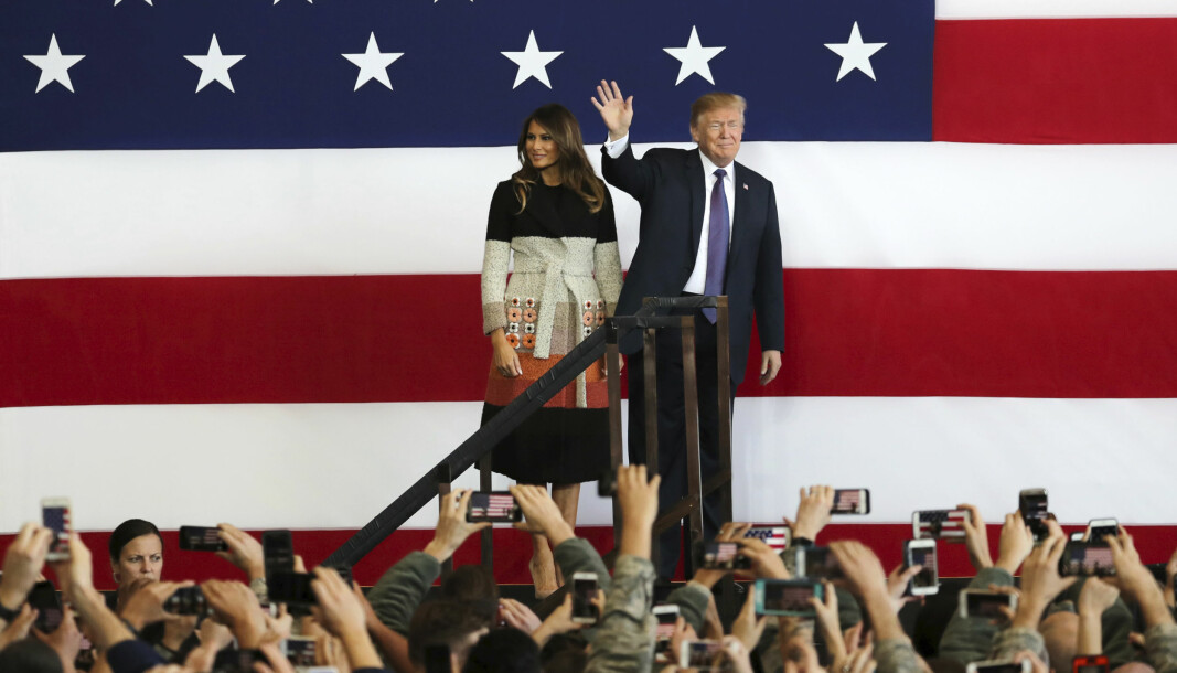 USAs president Donald Trump og hans kone Melania under et besøk ved U.S. Yokota Air Base i Japan i 2017.