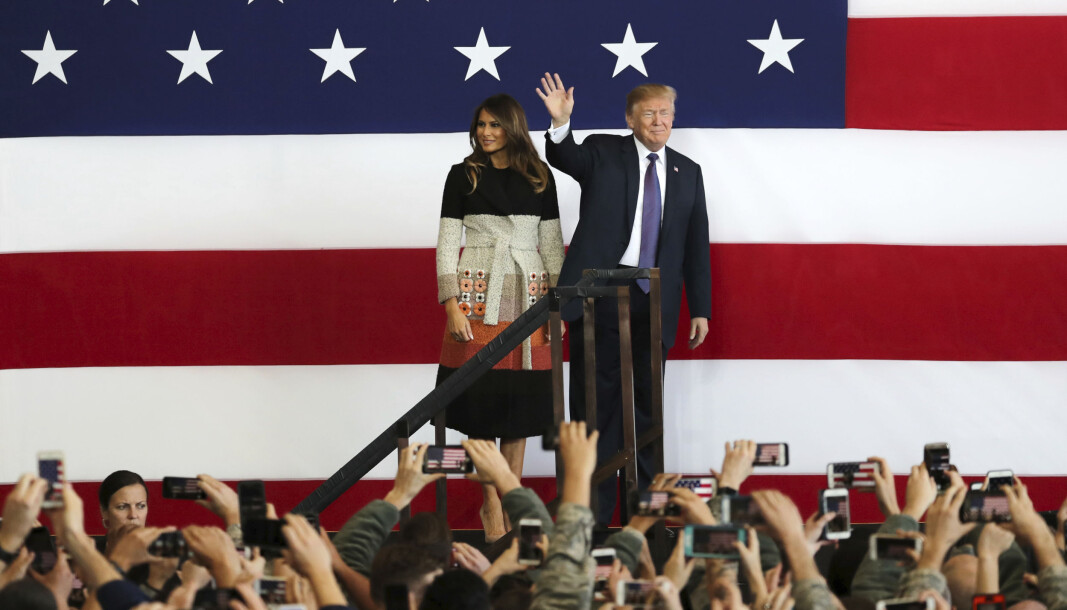 USAs president Donald Trump og hans kone Melania under et besøk ved U.S. Yokota Air Base i Japan i 2017. USAs president Donald Trump og hans kone Melania under et besøk ved U.S. Yokota Air Base i Japan i 2017.