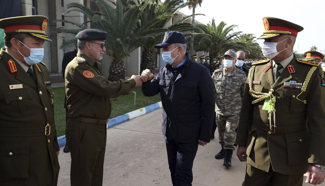 ALLIERTE: Tyrkias forsvarsminister Hulusi Akar (i midten) og andre høytstående tyrkiske offiserer hilser på sine libyske kolleger i hovedstaden Tripoli lørdag. ALLIERTE: Tyrkias forsvarsminister Hulusi Akar (i midten) og andre høytstående tyrkiske offiserer hilser på sine libyske kolleger i hovedstaden Tripoli lørdag.