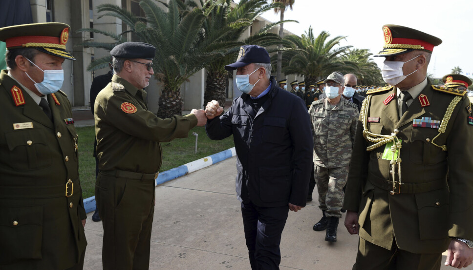 ALLIERTE: Tyrkias forsvarsminister Hulusi Akar (i midten) og andre høytstående tyrkiske offiserer hilser på sine libyske kolleger i hovedstaden Tripoli lørdag.