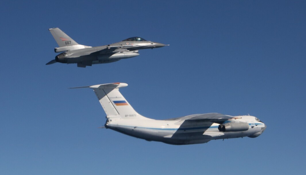 Russland har økt aktiviteten nær Natos luftrom. Bildet viser et russisk transportfly og et norsk F-16 i forbindelse med oppdraget Baltic Air Policing i 2015. Russland har økt aktiviteten nær Natos luftrom. Bildet viser et russisk transportfly og et norsk F-16 i forbindelse med oppdraget Baltic Air Policing i 2015.