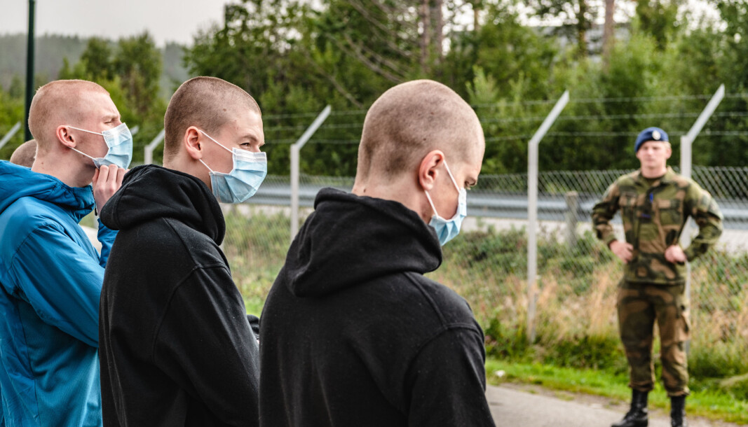 INNGRIPENDE: Soldater i førstegangstjeneste lever under svært inngripende tiltak, skriver Sondre Skytteren. Her ser vi innrykk med korona-tiltak på Skjold leir. INNGRIPENDE: Soldater i førstegangstjeneste lever under svært inngripende tiltak, skriver Sondre Skytteren. Her ser vi innrykk med korona-tiltak på Skjold leir.