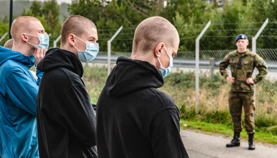 Forsvaret må forholde seg til koronaviruset COVID-19 en god stund framover, varsler ekspertgruppe. Dette bildet er fra et innrykk på Skjold.