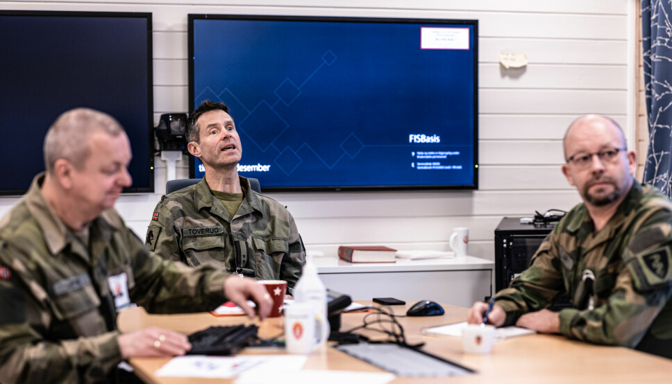 Ole Gunnar Sætre (t.v.) Simen Forr Toverud og Audun og Audun Skaret har utarbeidet retningslinjer for å forhindre smittespredning av COVID-19 i Forsvaret.