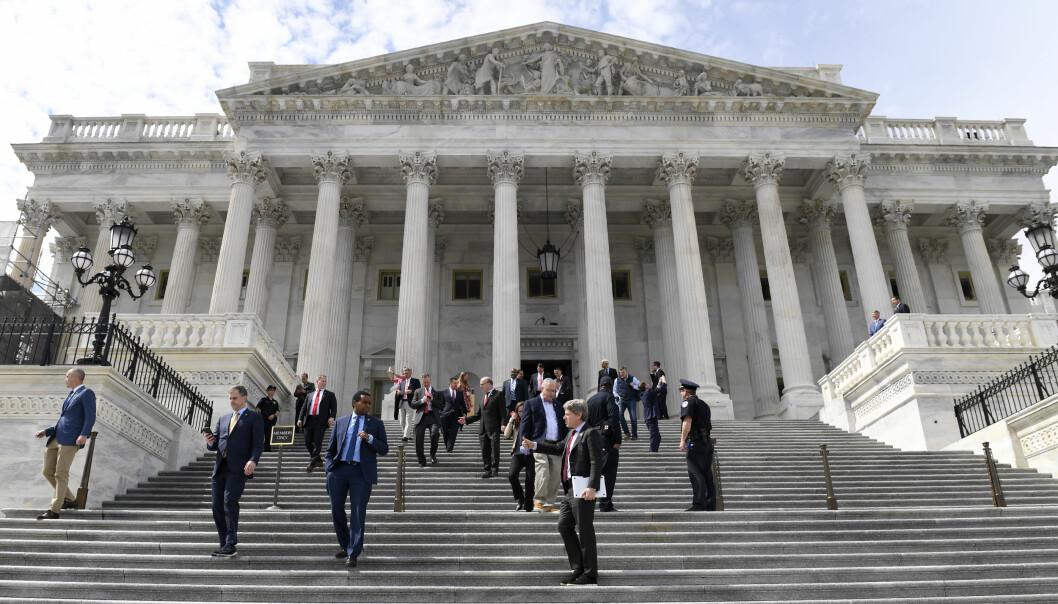 Medlemmer av Representantenes hus går ned trappene fra Capitol Hill i Washington. Bildet er fra mars 2020.