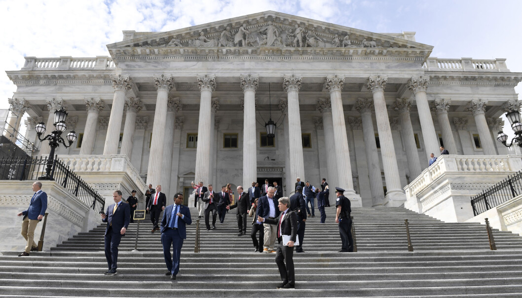 Medlemmer av Representantenes hus går ned trappene fra Capitol Hill i Washington. Bildet er fra mars 2020. Medlemmer av Representantenes hus går ned trappene fra Capitol Hill i Washington. Bildet er fra mars 2020.