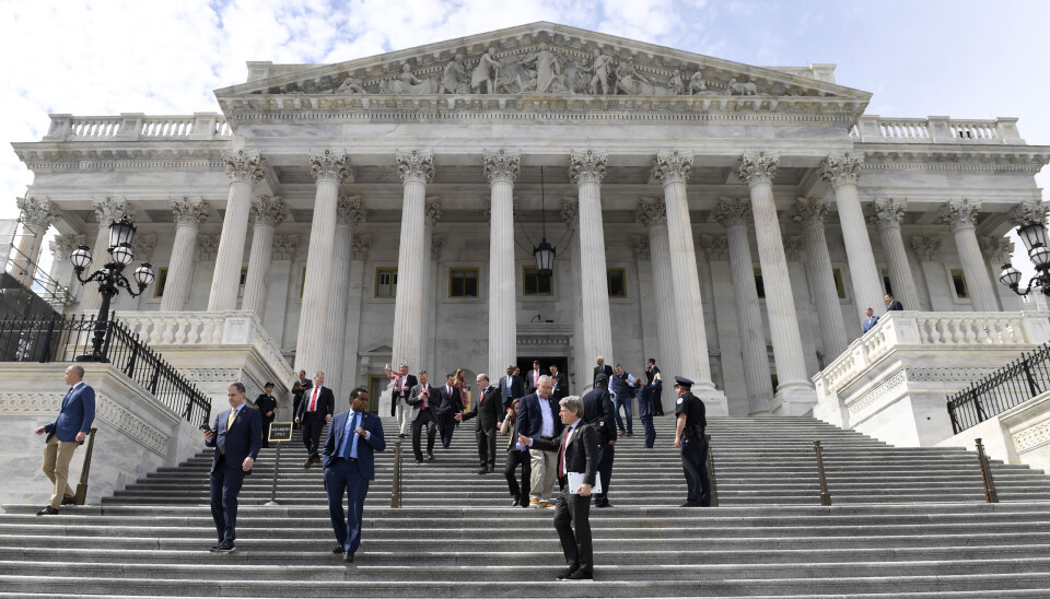 Medlemmer av Representantenes hus går ned trappene fra Capitol Hill i Washington. Bildet er fra mars 2020.