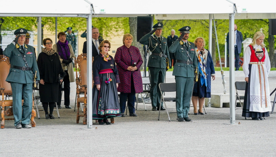 Kong Harald, stortingspresident Tone Wilhelmsen, dronning Sonja, Sindre Finnes, statsminister Erna Solberg, kronprins Haakon og kronprinsesse Mette-Marit, er blant deltakerne på 75-årsmarkeringen for frigjøringen på Akershus festning 8. mai.