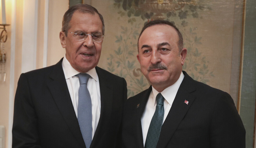 SAMARBEIDER: Russlands utenriksminister Sergeij Lavrov (t.v.) og Tyrkias utenriksminister Mevlut Cavusoglu (t.h.) fotografert under Sikkerhetskonferansen i München tidligere i år.