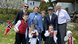 Barn og barnebarn feirer 17. mai hjemme på Hellerud. Barn og barnebarn feirer 17. mai hjemme på Hellerud.