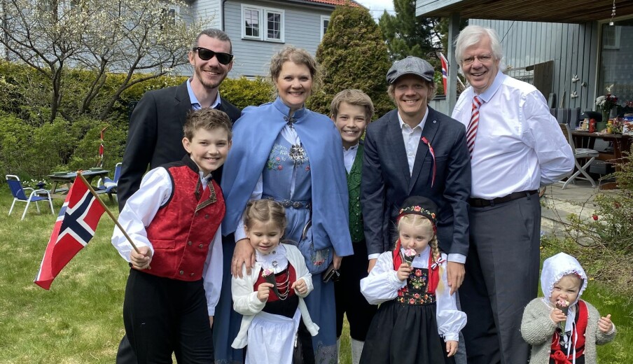 Barn og barnebarn feirer 17. mai hjemme på Hellerud.