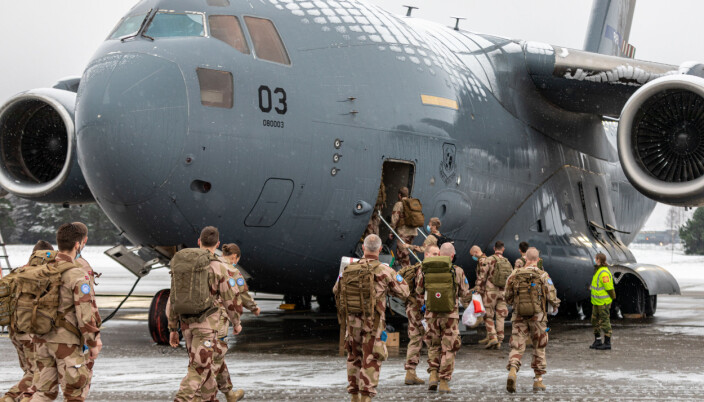 Norsk personell fra kontigenten NORTAD III, som skal tjenestegjøre i FN-operasjonen MINUSMA i Mali, på vei til å gå ombord i transportflyet Boeing C-17 Globemaster III, på Luftforsvarets base Gardermoen. Norsk personell fra kontigenten NORTAD III, som skal tjenestegjøre i FN-operasjonen MINUSMA i Mali, på vei til å gå ombord i transportflyet Boeing C-17 Globemaster III, på Luftforsvarets base Gardermoen.