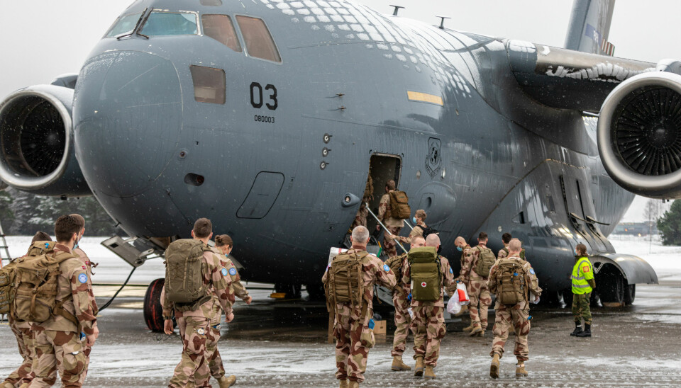 PRIORITERT: Norsk personell fra kontigenten NORTAD III, som skal tjenestegjøre i FN-operasjonen MINUSMA i Mali, på vei til å gå ombord i transportflyet Boeing C-17 Globemaster III, på Luftforsvarets base Gardermoen i desember.
