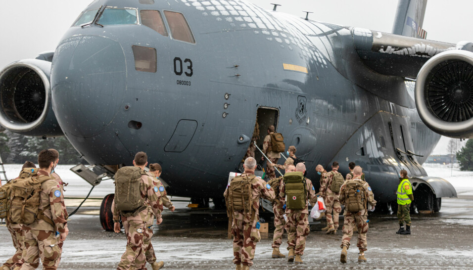 Norsk personell fra kontigenten NORTAD III, som skal tjenestegjøre i FN-operasjonen MINUSMA i Mali, på vei til å gå ombord i transportflyet Boeing C-17 Globemaster III, på Luftforsvarets base Gardermoen.
