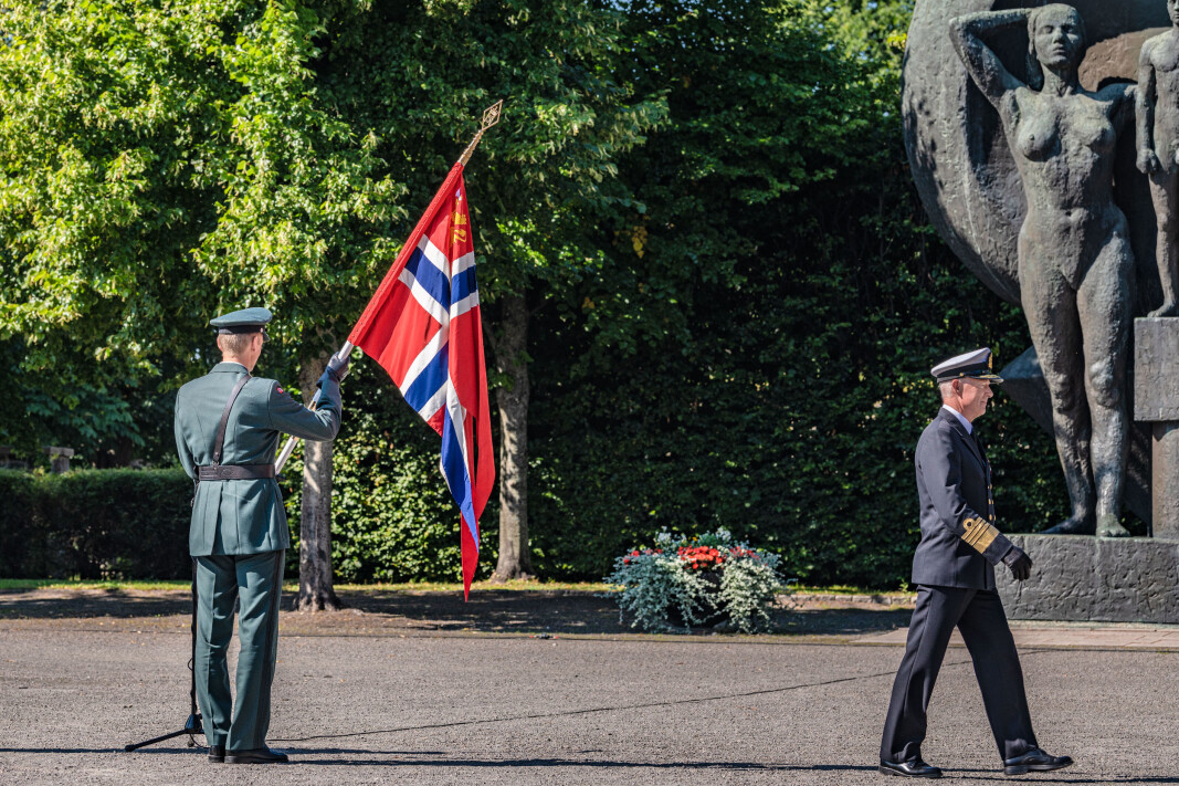 17. august tok general Eirik Kristoffersen over kommandoen som forsvarssjef. Her holder han forsvarssjefens kommandoflagg, mens admiral Haakon Bruun-Hanssen etter sju år i sjefsstolen er takket av. 17. august tok general Eirik Kristoffersen over kommandoen som forsvarssjef. Her holder han forsvarssjefens kommandoflagg, mens admiral Haakon Bruun-Hanssen etter sju år i sjefsstolen er takket av.