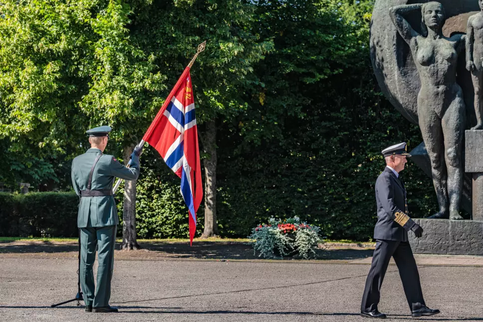 17. august tok general Eirik Kristoffersen over kommandoen som forsvarssjef. Her holder han forsvarssjefens kommandoflagg, mens admiral Haakon Bruun-Hanssen etter sju år i sjefsstolen er takket av.
