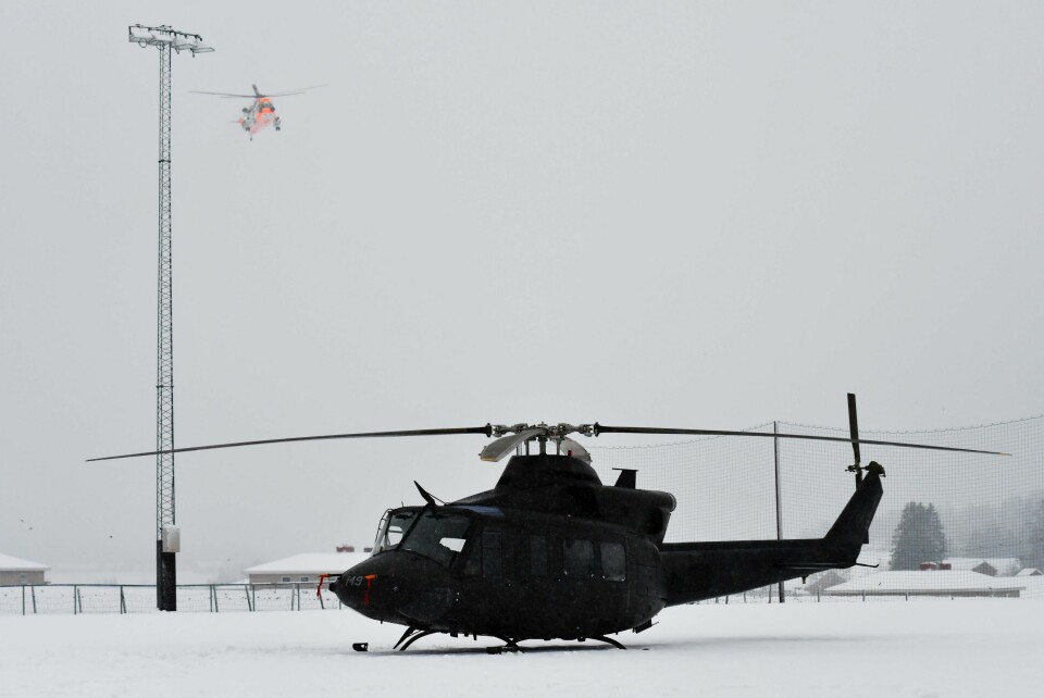 Et Bell-helikopter fra Forsvaret og et Sea King på Gjerdrum. Foto: Stian Eisenträger