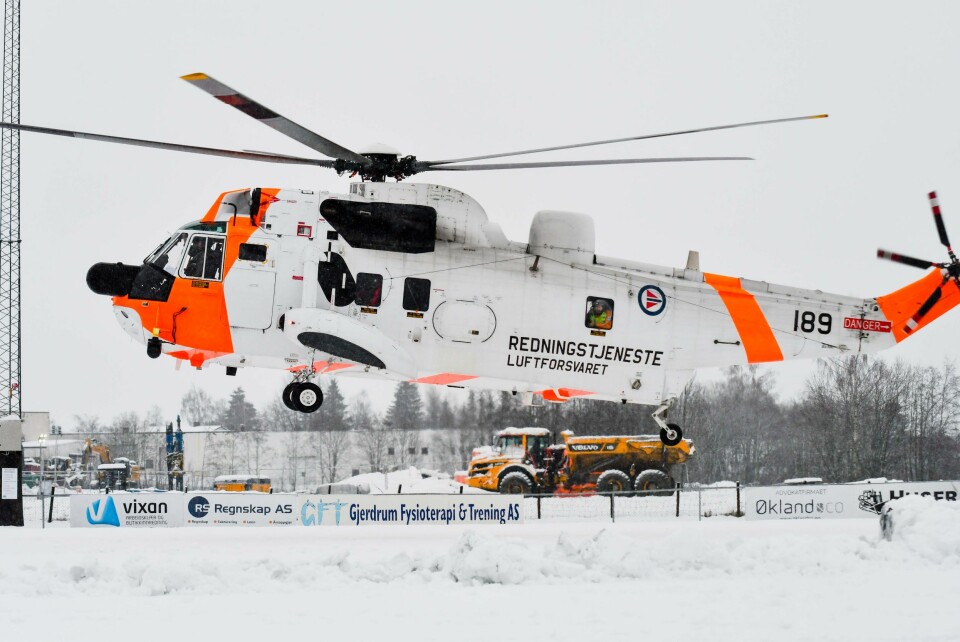 Redningshelikopteret Sea King bistår i redningsoperasjonen på Ask i Gjerdrum. Foto: Stian Eisenträger