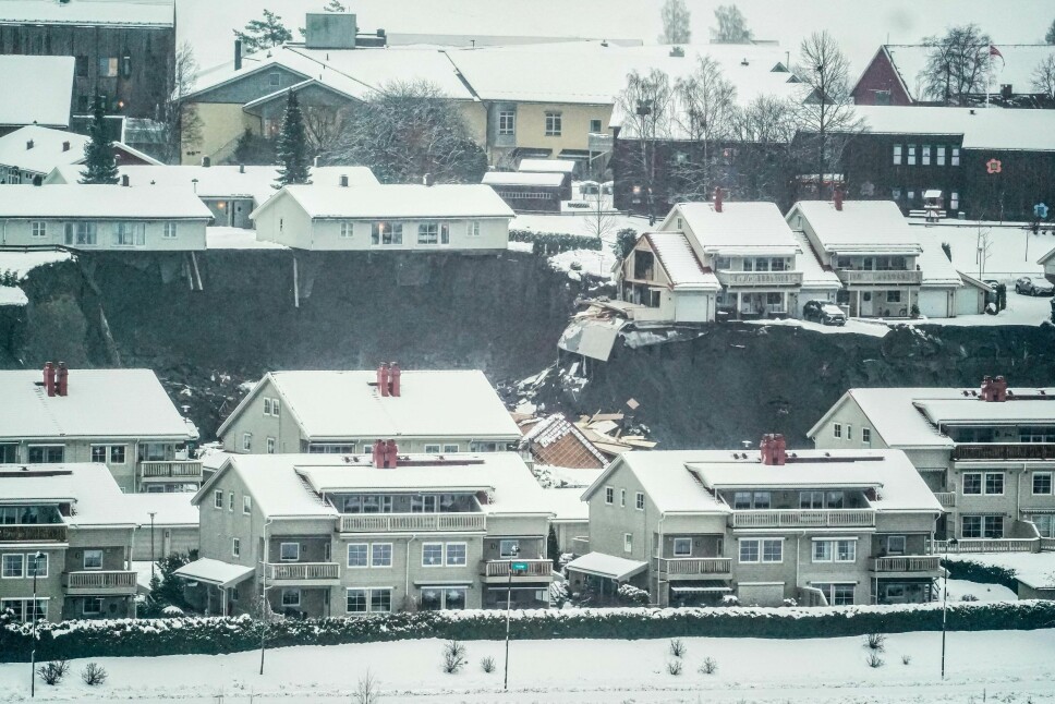 ØDELAGT: flere hus er tatt av jordskredet i Gjerdrum og flere hundre personer er evakuert.