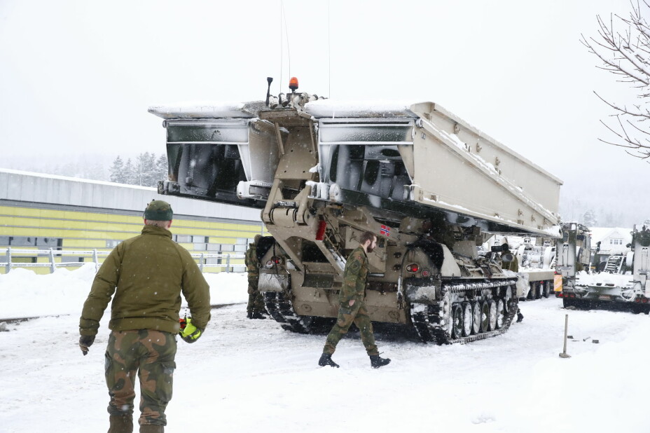 TUNGT UTSTYR: En av Forsvarets broleggere har vært på plass på Ask i Gjerdrum i to døgn, klar til å bli satt inn i redningsarbeidet.