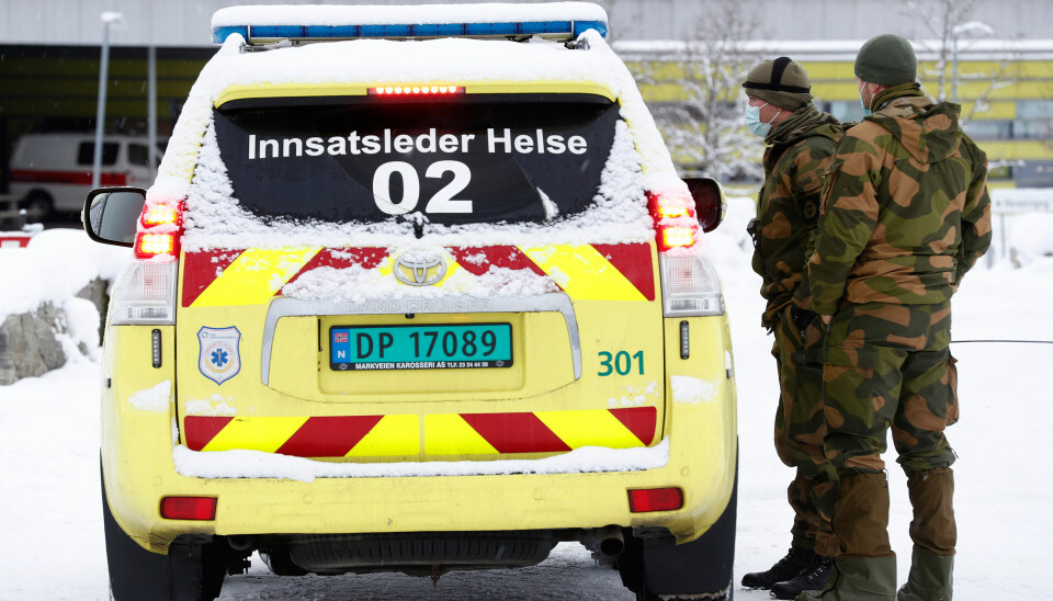 SAMARBEID: Soldater fra HV-02 innsatsgruppe Derby i Gjerdrum snakker med Innsatsleder Helse.