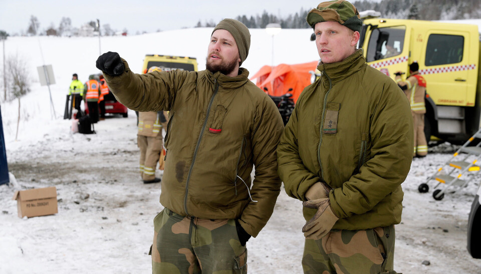 SPESIALISTER: Oversjersjant Ole Andreas Henriksen, NK KP5 Ingeniørbataljonen i BrigN og løytnant Petter Thorud fra Ingeniørbataljonen i BrigN vurderer rasområdet.