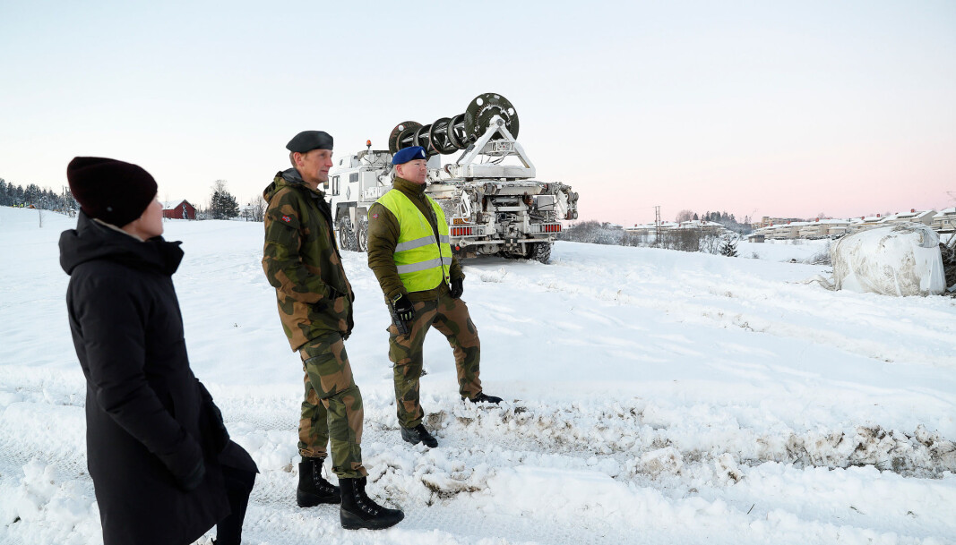 Forsvarssjefen, general Eirik Kristoffersen, forteller at Forsvaret har bistått med blant annet luftfartskontroll og sikret ulykkesstedet. Her er han sammen med Runar Jeistad fra Brigade Nord. Forsvarssjefen, general Eirik Kristoffersen, forteller at Forsvaret har bistått med blant annet luftfartskontroll og sikret ulykkesstedet. Her er han sammen med Runar Jeistad fra Brigade Nord.