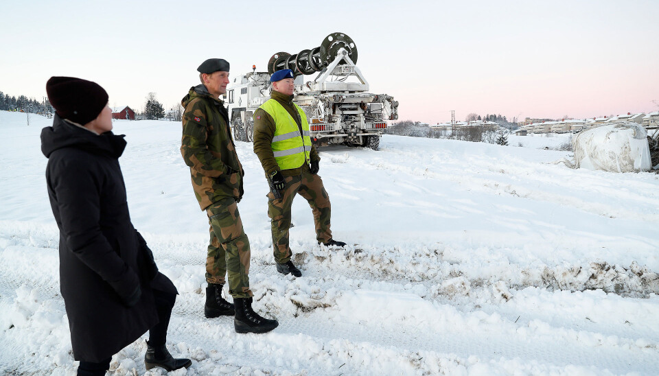 BESØKTE RASOMRÅDET: Forsvarssjefen, general Eirik Kristoffersen, besøkte søndag soldater som deltar i forskjellige oppdrag etter raset på Gjerdrum. Her med Runar Jeistad fra Brigade Nord.