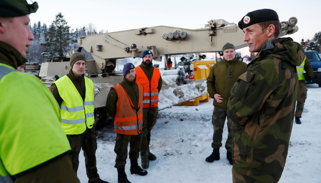 BROLEGGERE: Forsvarssjef Eirik Kristoffersen besøker soldater som deltar i forskjellige oppdrag etter raset på Gjerdrum. Her med ingeniørsoldater fra Brigade Nord. BROLEGGERE: Forsvarssjef Eirik Kristoffersen besøker soldater som deltar i forskjellige oppdrag etter raset på Gjerdrum. Her med ingeniørsoldater fra Brigade Nord.
